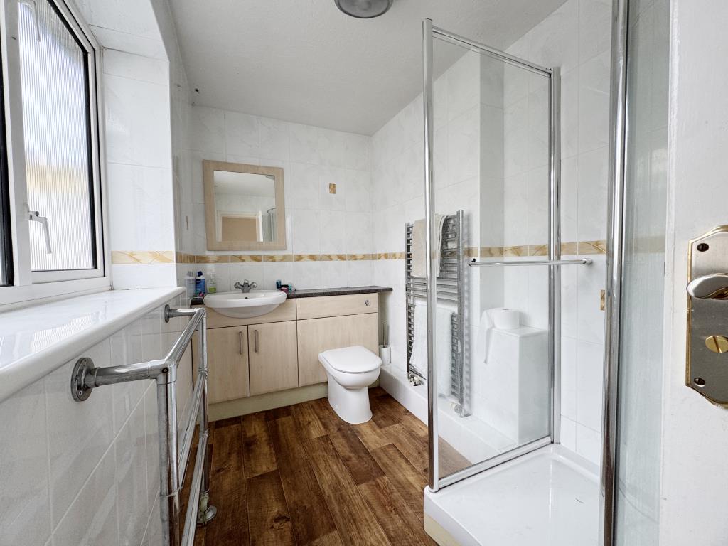 Lot: 76 - ONE-BEDROOM APARTMENT WITH RIVER VIEWS - Shower room